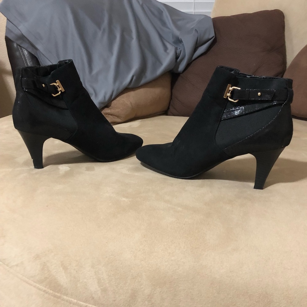 Valerie Stevens faux suede ankle bootie 10m